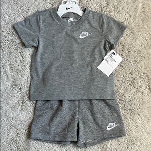 Nike Kids Matching Set in Gray and White